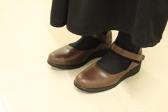足裏が痛い/甲ベルト付きパンプス