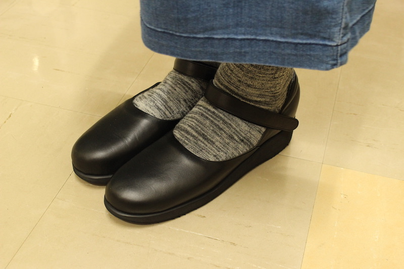 足が不安定/甲バンド付パンプス