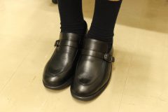 足が不安定/学校用の靴