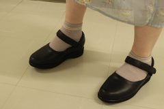 足が不安定/ベルト付きパンプス