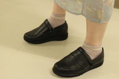 足が不安定/甲ベルト付きローファー