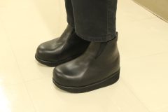 足が不安定/後ろファスナー