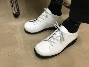 脚長差/紐スニーカー